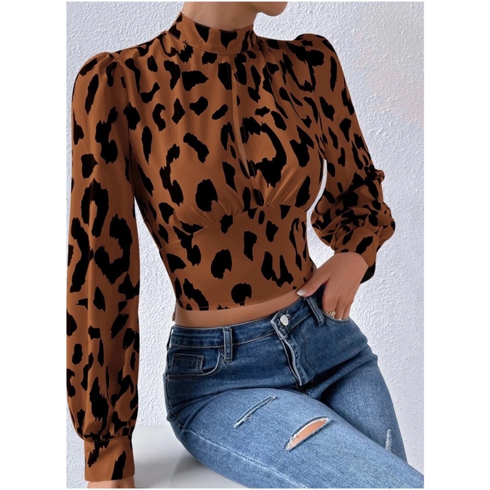 Leopard print mock neck open back crop top - Picture 4 of 6
